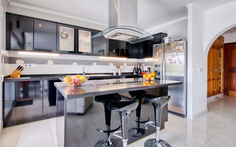Costa Celia: Mostrador, Habitación, Mueble, Propiedad, Gabinetes, Cocina, Diseño De Interiores, Edificio, Taburete De Bar, Techo