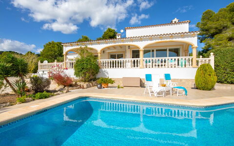 Costa Celia: Agua, Planta, Nube, Cielo, Edificio, Propiedad, Ventana, Piscina, Árbol, Azur