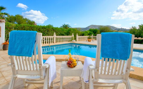Costa Celia: Agua, Nube, Mueble, Cielo, Propiedad, Azul, Edificio, Silla, Piscina, Verde