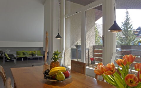 Im Gruebi Apt.5: Mueble, Propiedad, Mesa, Edificio, Flor, Naranja, Planta, Madera, Silla, Diseño De Interiores