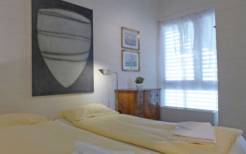 Im Gruebi Apt.5: Mueble, Propiedad, Ventana, Comodidad, Madera, Textil, Edificio, Sombra, Marco