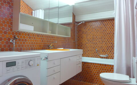 Im Gruebi Apt.5: Cuarto De Lavado, Secadora De Ropa, Propiedad, Espejo, Arreglo De Tubería, Lavadora, Producto, Baño, Mueble De Baño, Gabinetes