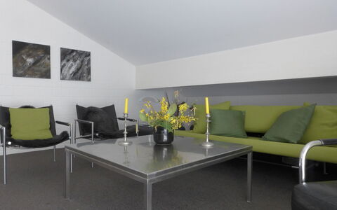 Im Gruebi Apt.5: Mesa, Mueble, Sofá, Edificio, Comodidad, Planta De Casa, Encendiendo, Diseño De Interiores, Planta