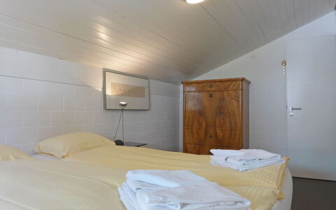 Im Gruebi Apt.5: Comodidad, Madera, Edificio, Suelo, Cama, Madera Dura, Techo, Piso, Lecho