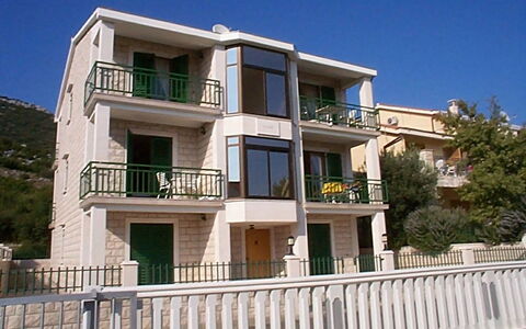 Orebić 122: Cielo, Edificio, Ventana, Propiedad, Cerca, Árbol, Diseño Urbano, Barrio, Casa, Barrio Residencial