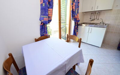 Orebić 122.2: Habitación, Mueble, Mesa, Casa, Diseño De Interiores, Silla, Suelo, Habitación