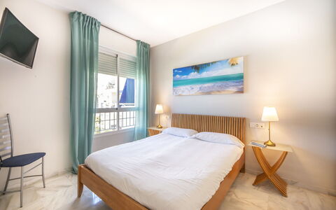 Lorcrimar Ii: Mueble, Propiedad, Comodidad, Azur, Textil, Madera, Cama, Diseño De Interiores, Sombra