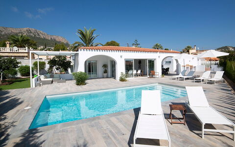 Trebol: Propiedad, Casa, Edificio, Casa, Bienes Raíces, Inmuebles, Arquitectura, Piscina, Cielo, Villa
