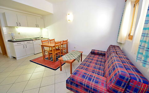 Orebić 121: Mueble, Ventana, Comodidad, Diseño De Interiores, Madera, Piso, Sala, Suelo, Almohada, Bienes Raíces