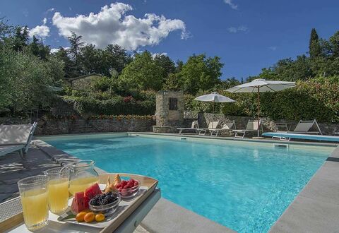 Villa Flora: Piscina, Propiedad, Paisaje Natural, Vacaciones, Cielo, Ocio, Bienes Raíces, Agua, Casa, Inmuebles