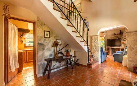 Villa Lavanda: Propiedad, Edificio, Habitación, Suelo, Bienes Raíces, Diseño De Interiores, Vestíbulo, Escalera, Inmuebles, Suelos De Madera