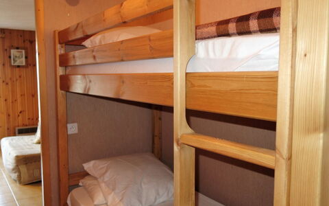 Saint Gervais 450: Litera, Habitación, Cama, Mueble, Hostal, Manchas De Madera, Cuarto De Troncos, Madera Contrachapada, Edificio, Cabina