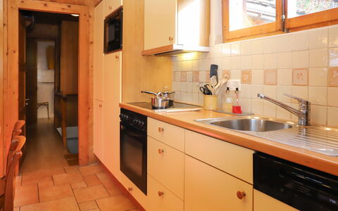 La Tintaz: Fregadero, Gabinetes, Mostrador, Lavabo, Grifo, Edificio, Propiedad, Mueble, Arreglo De Tubería, Ventana