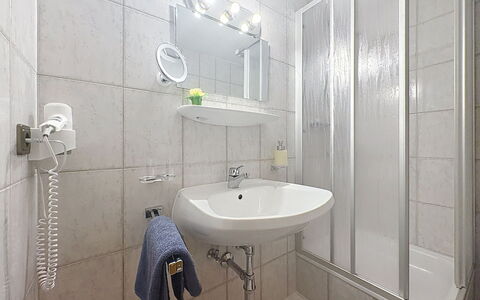 Aschau im Zillertal 495: Diseño De Interiores, Suelo, Piso, Habitación, Arreglo De Tubería, Baño, Ducha, Lavabo Del Baño, Techo, Plomería