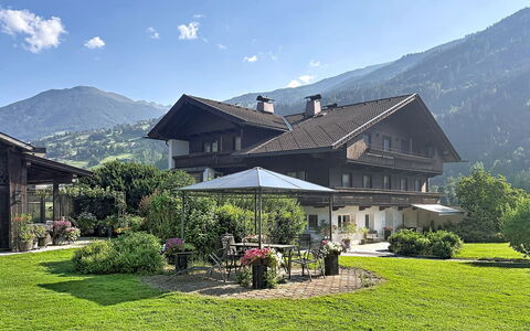 Aschau im Zillertal 495: Casa, Casa, Techo, El Terreno Del Lote, Cabaña, Inmuebles, Jardín, Cobertura Del Suelo, Césped