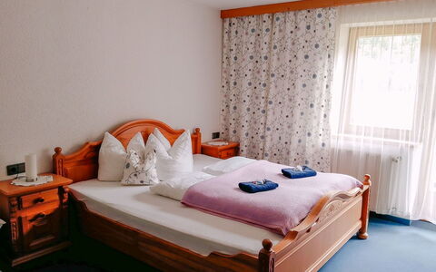 Aschau im Zillertal 495: Mueble, Cama, Habitación, Diseño De Interiores, Madera, Sábana, Lecho, Habitación, Piso, Suelo