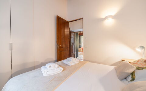Can Coll: Cama, Diseño De Interiores, Habitación, Suelo, Piso, Madera, Techo, Sábana, Habitación, Lecho
