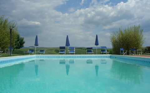 Agriturismo Il Gattero: Piscina, Agua, Propiedad, Ocio, Centro De Ocio, Edificio, Cielo, Arquitectura, Verano, Ciudad De Vacaciones