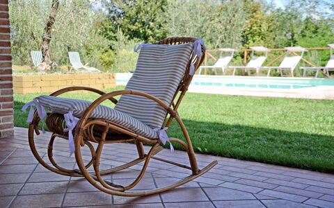 Il Fienile Di Giovanna: Mueble, Silla, Mueble Para Exteriores, Mecedora, Sunlounger, Ocio, Mimbre, Hierba, Árbol, Sillón