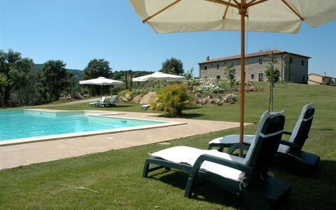 Villa Di Seripa: Propiedad, Piscina, Bienes Raíces, Edificio, Recurso, Sombra, Casa, Hierba, Ocio, Patio Interior