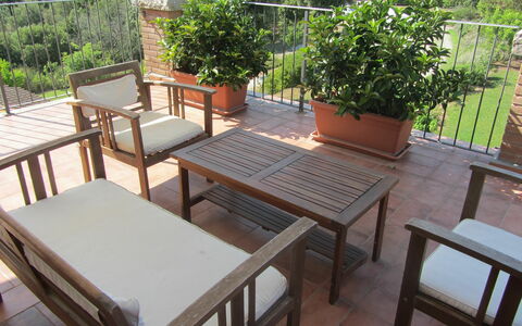 Villa Di Seripa: Mueble, Propiedad, Mesa, Mesa Al Aire Libre, Silla, Habitación, Patio, Madera Dura, Balcón, Mueble Para Exteriores