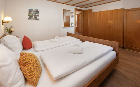 Chalet im Klusi: Diseño De Interiores, Madera, Habitación, Cama, Mueble, Piso, Techo, Suelo, Sábana, Marco De La Cama