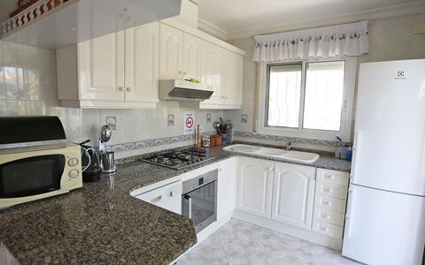 Escorpion: Mostrador, Propiedad, Habitación, Blanco, Gabinetes, Cocina, Mueble, Diseño De Interiores, Edificio, Suelo