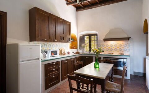 Villa Sieve: Mueble, Diseño De Interiores, Cocina, Piso, Madera, Mostrador, Aparato De Cocina, Techo, Gabinetes, Suelo