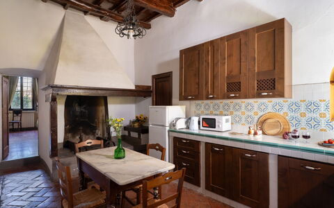 Villa Sieve: Mueble, Diseño De Interiores, Piso, Madera, Techo, Habitación, Suelo, Cocina, Encendiendo, Mesa