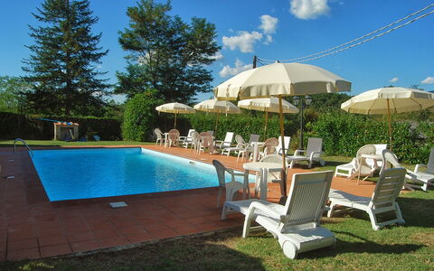 Villa Sieve: Piscina, Propiedad, Bienes Raíces, Patio Interior, Edificio, Casa, Ocio, Mueble Para Exteriores, Recurso, Sunlounger