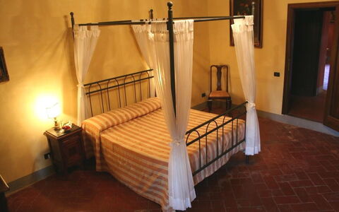 Villa Sieve: Cama, Mueble, Habitación, Habitación, Marco De La Cama, Propiedad, Madera Dura, Dosel, Cama Con Dosel, Suelo