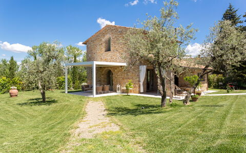 Villa Melinda: Propiedad, Casa, Casa, Bienes Raíces, Edificio, Casa De Campo, Inmuebles, Cabaña, El Terreno Del Lote, Villa