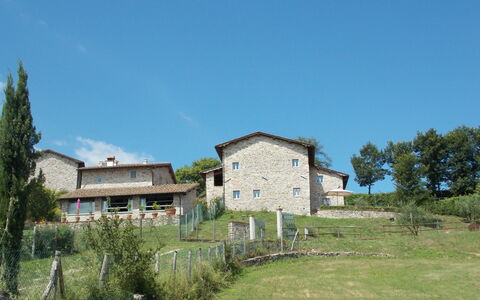 Villa Latera: Propiedad, El Terreno Del Lote, Casa, Área Rural, Cielo, Casa, Bienes Raíces, Granja, Edificio, Árbol