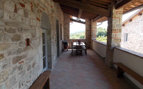 Villa Latera: Edificio, Propiedad, Habitación, Suelo, Casa, Techo, Salón, Desván, Haz, Diseño De Interiores