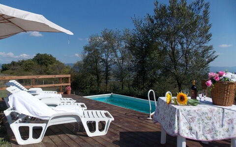 Villa Latera: Mueble, Mueble Para Exteriores, Propiedad, Sunlounger, Mesa, Mesa Al Aire Libre, Patio, Ocio, Vacaciones, Cielo