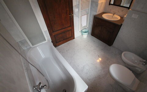 Villa Latera: Baño, Propiedad, Habitación, Suelo, Baño, Loseta, Arreglo De Tubería, Madera Dura, Bañera, Piso