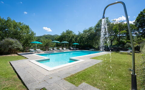 Podere Schignano: Agua, Cielo, Planta, Piscina, Nube, Sombra, Árbol, Rectángulo, Mueble Para Exteriores, Paisaje Natural