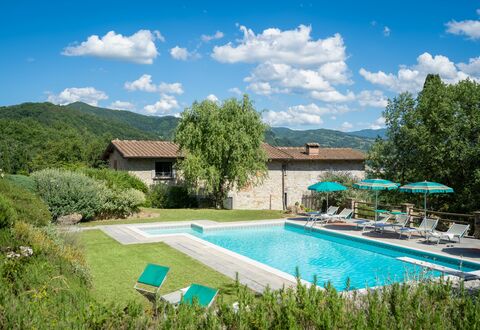Podere Schignano: Planta, Nube, Agua, Cielo, Mueble, Edificio, Piscina, Verde, Árbol, Arquitectura