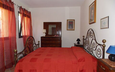 Il Circolo: Habitación, Habitación, Cama, Mueble, Sábana, Propiedad, Diseño De Interiores, Lecho, Marco De La Cama, Edificio