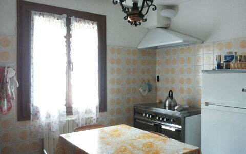 Appartamento Porretta Terme: Mostrador, Habitación, Propiedad, Mueble, Techo, Suelo, Diseño De Interiores, Loseta, Cocina, Edificio
