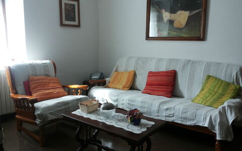 Appartamento Porretta Terme: Mueble, Habitación, Sala, Propiedad, Sofá, Diseño De Interiores, Mesa, Pared, Suelo, Casa