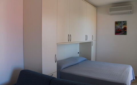 Scarlino Summer Village: Cama, Habitación, Mueble, Habitación, Propiedad, Sábana, Marco De La Cama, Edificio, Colchón, Suelo