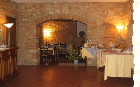 Borgo Santinovo: Propiedad, Habitación, Edificio, Suelo, Diseño De Interiores, Mueble, Loseta, Piso, Restaurante, Pasillo De La Función