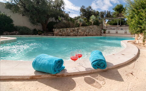 Salento Luxury Retreat: Agua, Planta, Cielo, Piscina, Nube, Azul, Azur, Árbol, Ocio, Agua
