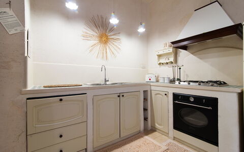 Salento Luxury Retreat: Gabinetes, Mostrador, Lavabo, Grifo, Fregadero, Cocina, Madera, Diseño De Interiores, Arreglo De Tubería, Estufa De Cocina