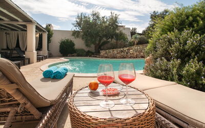 Salento Luxury Retreat: Agua, Nube, Cielo, Propiedad, Vajilla, Planta, Azur, Piscina, Mueble Para Exteriores, Silla
