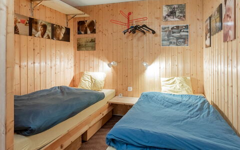 Disentis 100: Habitación, Cama, Habitación, Mueble, Propiedad, Sábana, Pared, Diseño De Interiores, Marco De La Cama, Casa