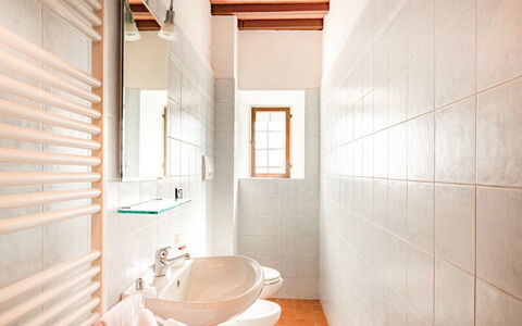 Villa i Cedri: Arreglo De Tubería, Lavabo, Grifo, Ventana, Espejo, Baño, Madera, Edificio, Diseño De Interiores