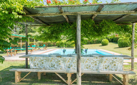 Villa Le Volte: Pabellón, Pérgola, Mueble, Botánica, Hierba, Pabellón, Sombra, Mesa, Árbol, Jardín