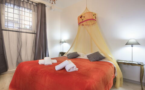 Diamonds & Rust: Habitación, Cama, Habitación, Mueble, Propiedad, Marco De La Cama, Sábana, Diseño De Interiores, Suite, Lecho